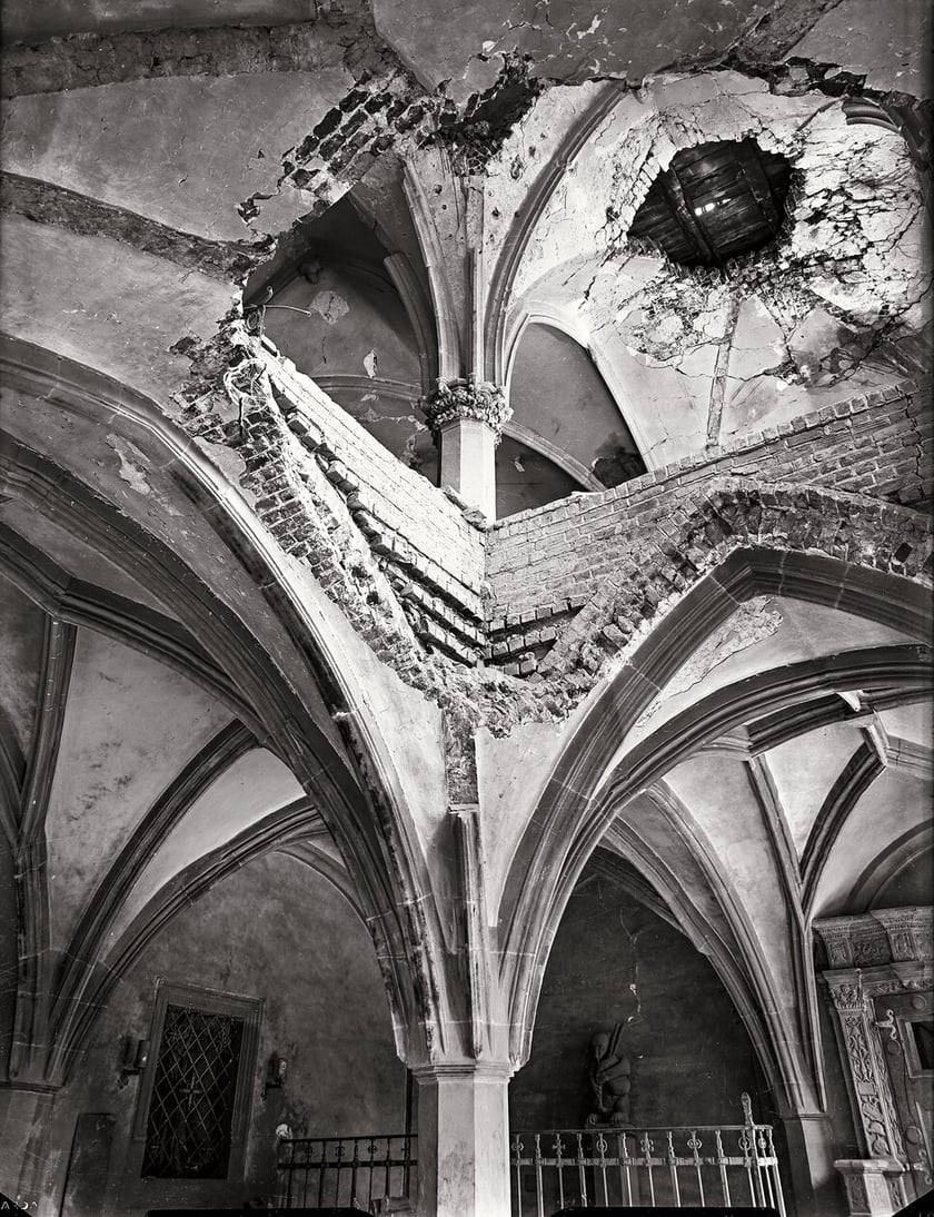 Zniszczenia w Ratuszu, 1945 rok